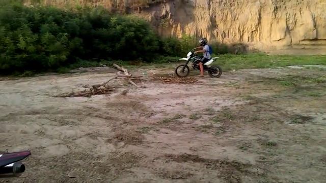 Мини тренировка езды по брёвнам на питбайке MOTOLAND 125 смотреть онлайн