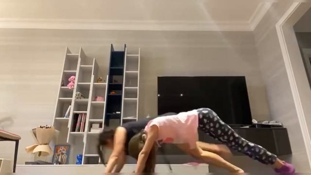 Фитнесс тандем Мама и дочка Лия Дзюба. Домашняя тренировка в паре смотреть онлайн