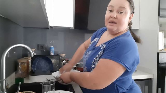Я ЖЕНЩИНА КОТОРАЯ МОЕТ ПОСУДУ ТОГДА КОГДА ЗАХОЧЕТ смотреть онлайн