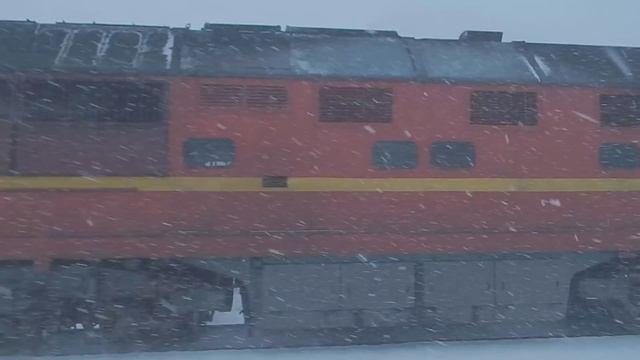 В г.Керчь пришла зима и ТЭП70-0510 + ЧМЭ3-3174 с пассажирским поездом. смотреть онлайн