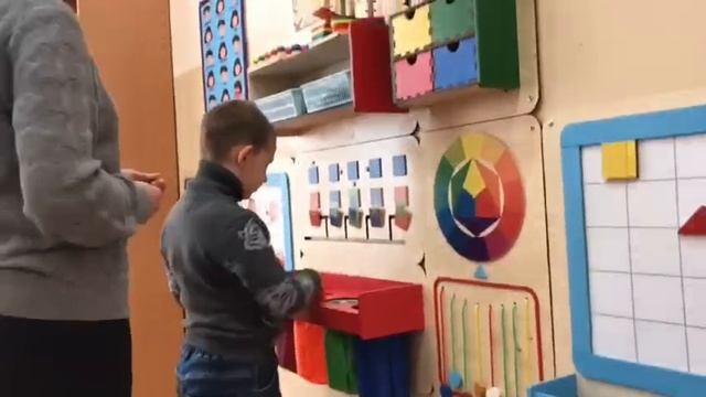 Занятия с психологом помогают детям с особенностями развития. смотреть онлайн