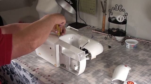 Singer Sewing Machine does not go in Reverse - Updated Video | Stuck Reverse lever DIY Easy Fix смотреть онлайн