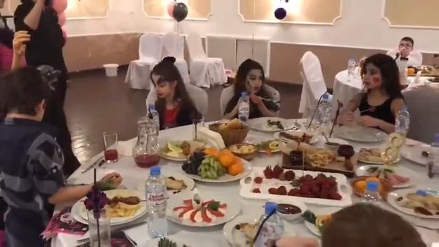 Ведущая раздаёт подарки гостям смотреть онлайн