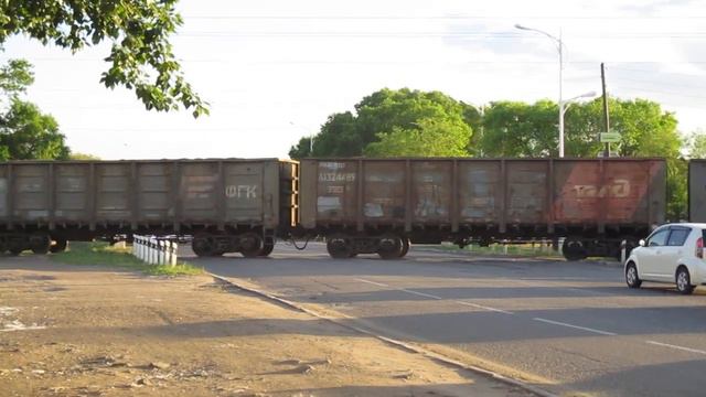 Маневровый тепловоз ТЭМ18ДМ-1296 с грузовыми вагонами смотреть онлайн