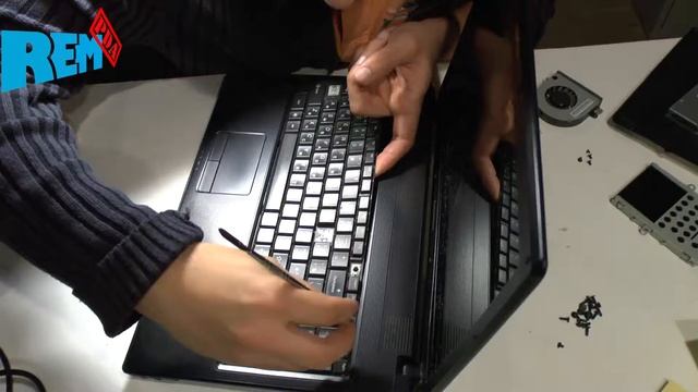 Полный разбор и чистка ноутбука Lenovo G560E. Замена клавиатуры. смотреть онлайн