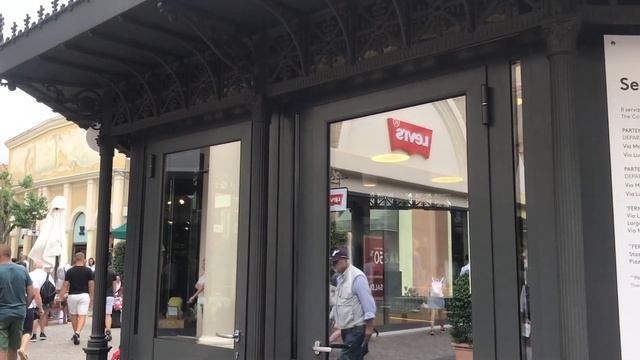 Аутлет в Риме Castel Romano. FURLA vs Coccinelle смотреть онлайн