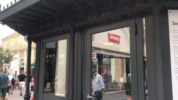 Аутлет в Риме Castel Romano. FURLA vs Coccinelle