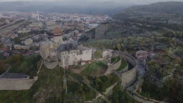 A beautiful drone view of the mighty medieval Trencin Castle in Slovakia, built in 1069. смотреть онлайн