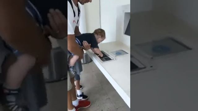 Айза гуляет с мужем и двумя детьми . смотреть онлайн