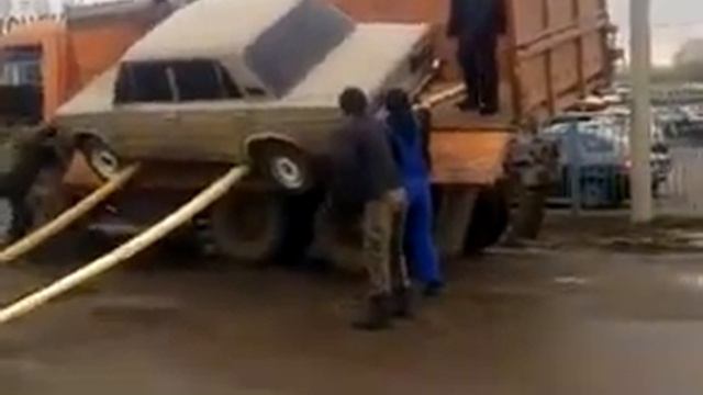 Грузчики разбили автомобиль смотреть онлайн