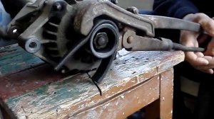как снять шкив с генератора/открутить гайку шкива генератора How to remove a pulley from a generato
