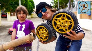 Милан и Воришка играют украл колёса у красной машинки. Манкиту