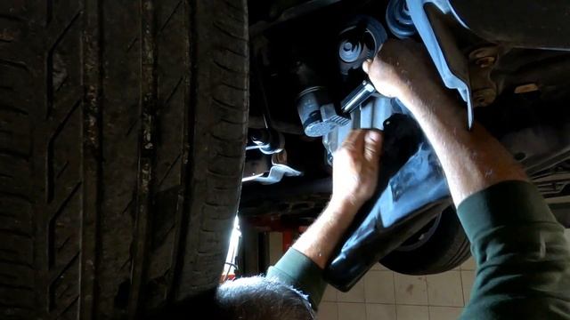 CAMBIO OLIO - FILTRO YARIS TOYOTA 1.0 BENZINA смотреть онлайн