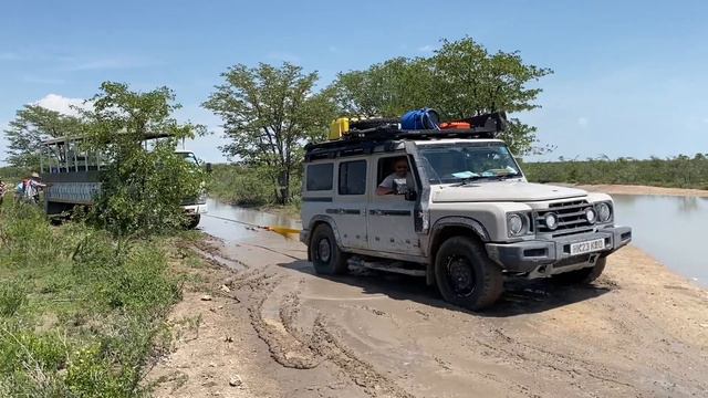 Grenadier rescuing a safari truck in Etosha NP смотреть онлайн