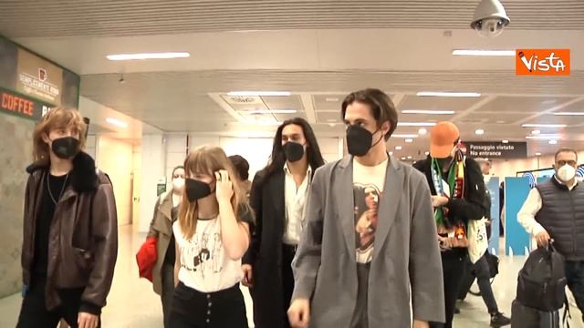 I Maneskin rientrano in Italia dopo la vittoria all'Eurovision: l'arrivo a Fiumicino смотреть онлайн