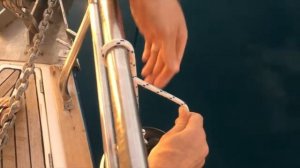 Морские узлы, 6 из 18: как привязать кранец на релинг (выбленка+штык)