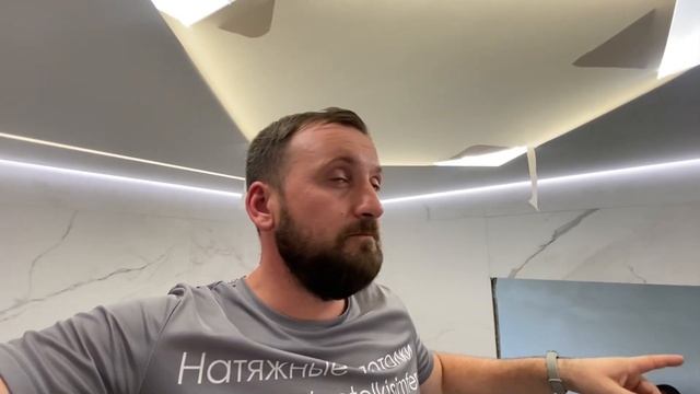 Парящий натяжной потолок в ванной.Световой экран и линии. смотреть онлайн