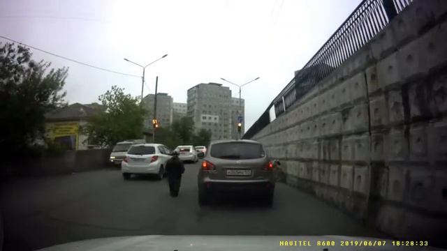 Изо дня в день на въезде на баляевский мост, инвалид и собирает деньги с автомобилистов! №1 смотреть онлайн