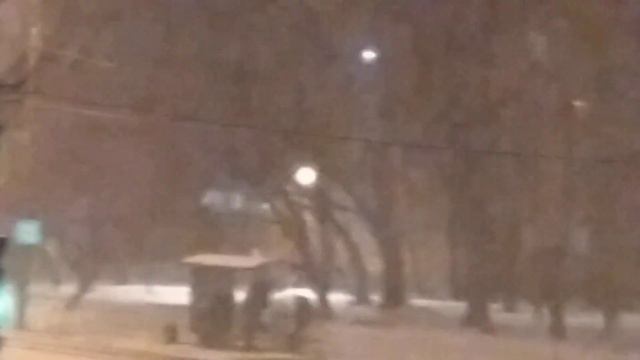Прогноз волшебника сбылся - снегопад не большой. ночь пасмурная без осадков... смотреть онлайн