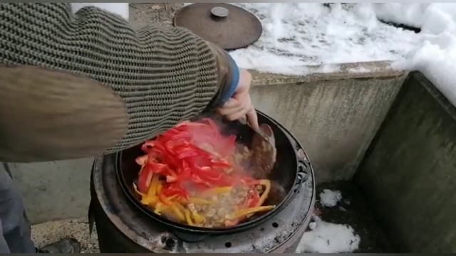 Паприкаш с куриной грудкой в казане на костре смотреть онлайн