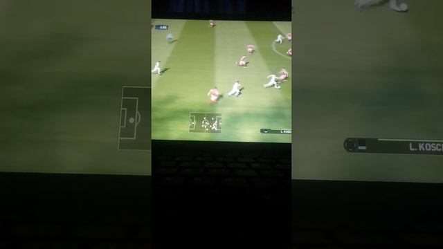 playing pes2017 on Intel Celeron n4020 (High grapics) смотреть онлайн