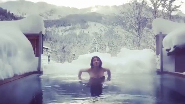 Макеева поет военные песни ,развлекаясь с мужем в бассейне смотреть онлайн