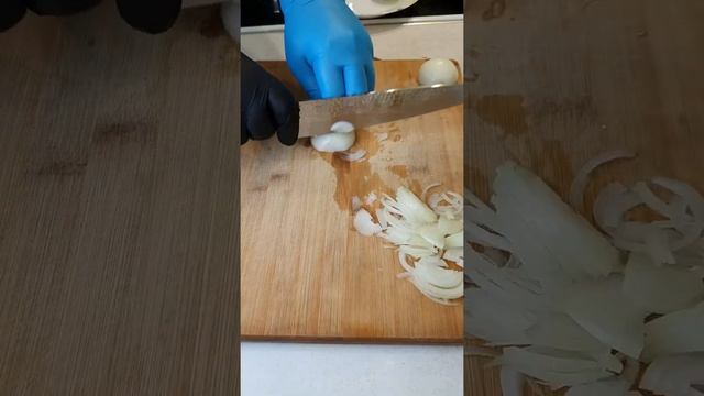 Румяная курочка с овощами в духовке смотреть онлайн