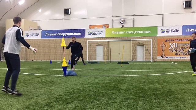 Тренировка старшей и младшей группы вратарей смотреть онлайн