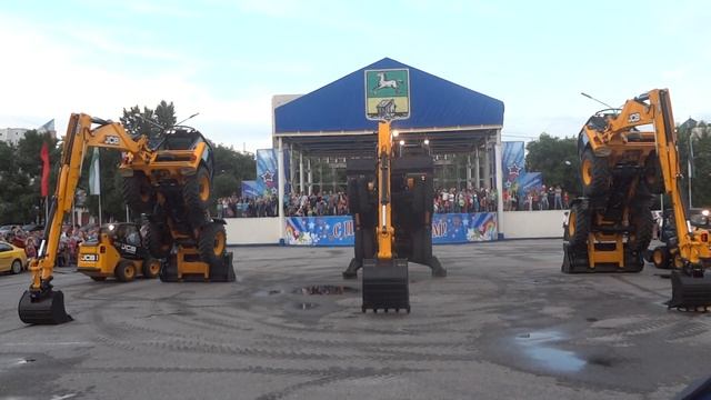 Танцующие экскаваторы JCB в Новокузнецке - 3 смотреть онлайн