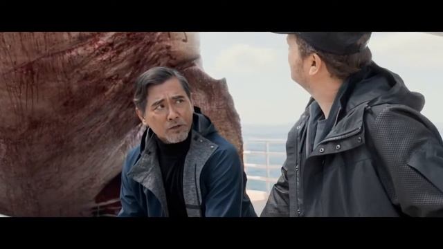 Рыбка побольше l Мег: Монстр глубины смотреть онлайн