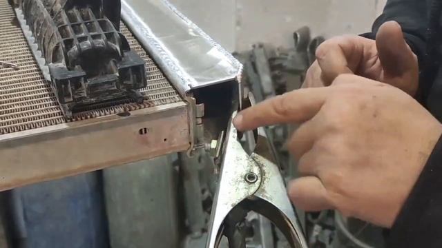 Ремонт алюминиевого радиатора охлаждения Scania, замена пластикового бочка на алюминиевый. смотреть онлайн