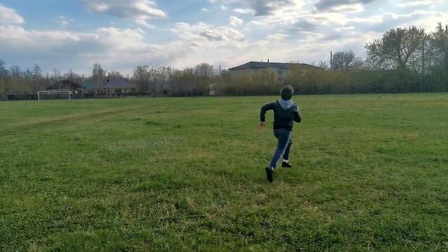 Дети убрались на стадионе/Children cleaned the stadium смотреть онлайн
