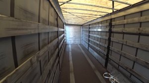Как дальбойщики грузят полуприцеп? Открываю штору, регулирую высоту, сдвигаю крышу. Koegel Mega.