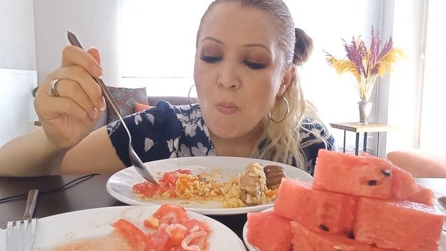мукбанг# mukbang #плов из баранины, салат, арбуз ? смотреть онлайн