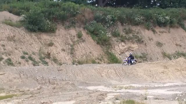 CRF250L and WR250R dirt biking in gravel pits смотреть онлайн
