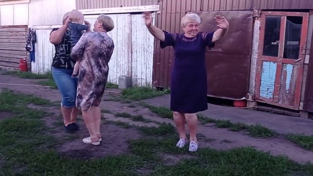 Бабушки справляют день рождения внука!?? смотреть онлайн