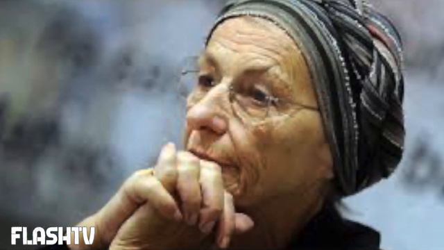 EMMA BONINO FUMA IN DIRETTA SU CANALE 5 E IL CONDUTTORE LA RIMPROVERA: "PERCHÈ SONO A CASA MIA" смотреть онлайн