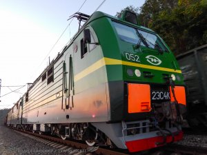 Поезда на железнодорожной станции Вардане на Чёрном Море