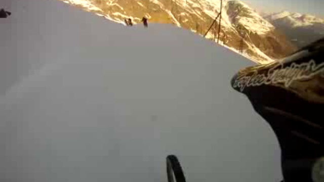 Чумовой спуск с горы на великах смотреть онлайн