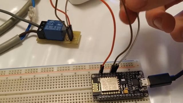 ESP8266 NodeMCU – Turn ON/OFF a Light Bulb смотреть онлайн