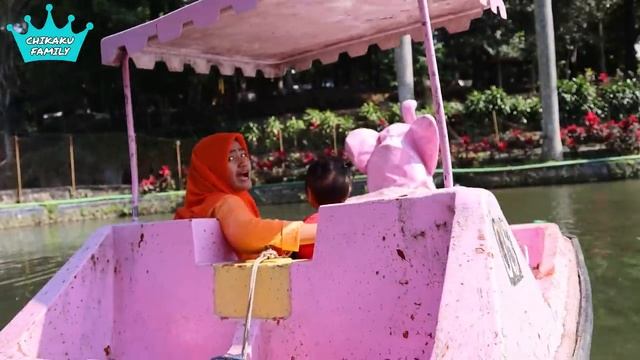 BERBURU AYUNAN SESUAI WARNA BAJU NAIK BEBEK DAYUNG PART 2 | CHIKAKU FAMILY