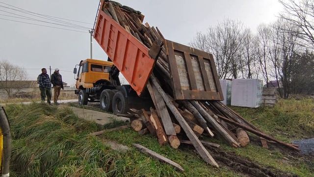 Разгрузка древесных отходов после демонтажа шакман с усовершенствованием заднего борта смотреть онлайн