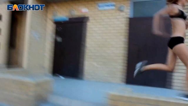 Девушка сбежала от любимого в салон через окно смотреть онлайн