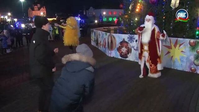 У главной ёлки Сморгони проводятся мероприятия в рамках акции «Наши дети» смотреть онлайн