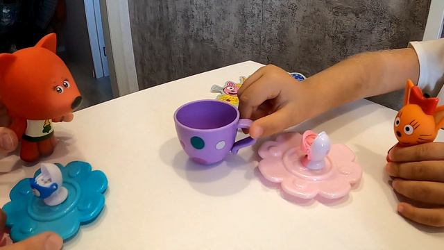 Ми-ми-мишки в гостях у трех котов / Игра с мамой / Eva plays toys with her mother смотреть онлайн