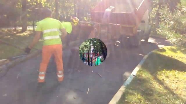 Измельчитель веток и сучков деревьев. Перемалывает их в щепу и опилки. смотреть онлайн