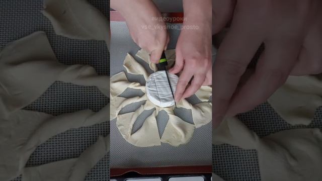 Вкусный пирог из слоёного теста с сыром? #пирогрецепт #пирогссыром #сыркамамбер #рекомендации