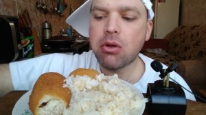 МУКБАНГ РИС и котлеты по киевски / ОБЖОР огурец и красный лук