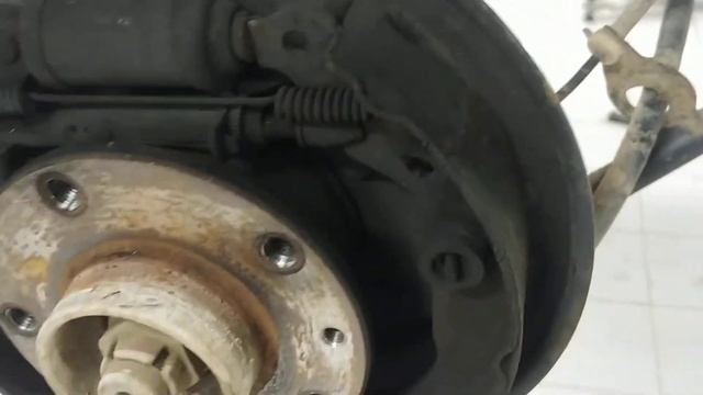 Заклинило задний тормозной цилиндр на Рено Дастер смотреть онлайн