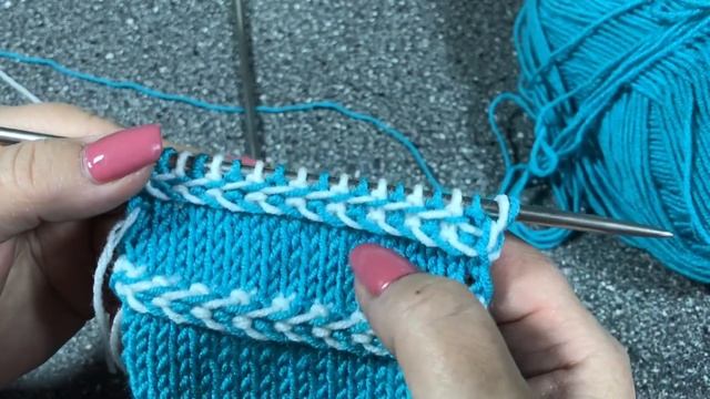 Двухцветная отделочная косичка. Отделка вязаных изделий спицами. смотреть онлайн